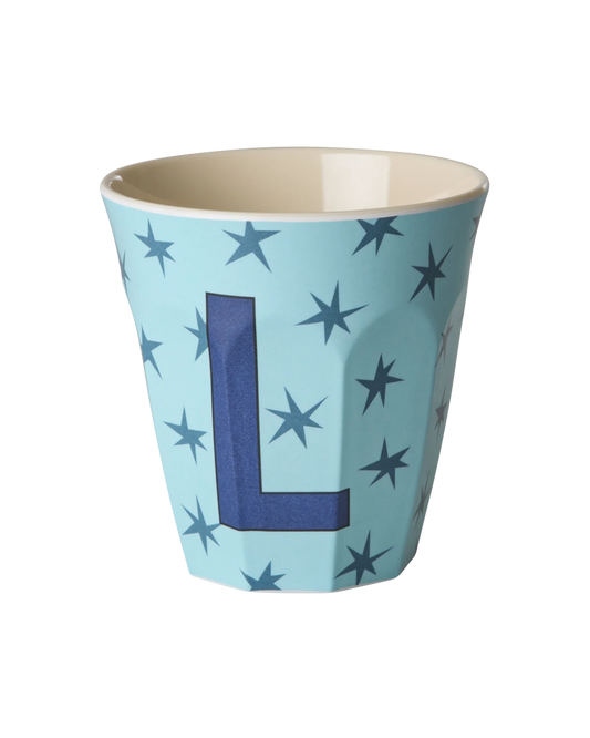 Bicchiere medio in melamina Rice soft blue con lettera L e stelle, su sfondo bianco