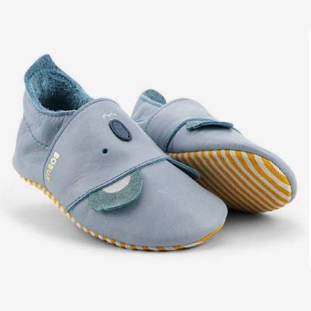 Vista laterale delle Bobux Soft Sole Koko Slate in morbida pelle per neonati.
