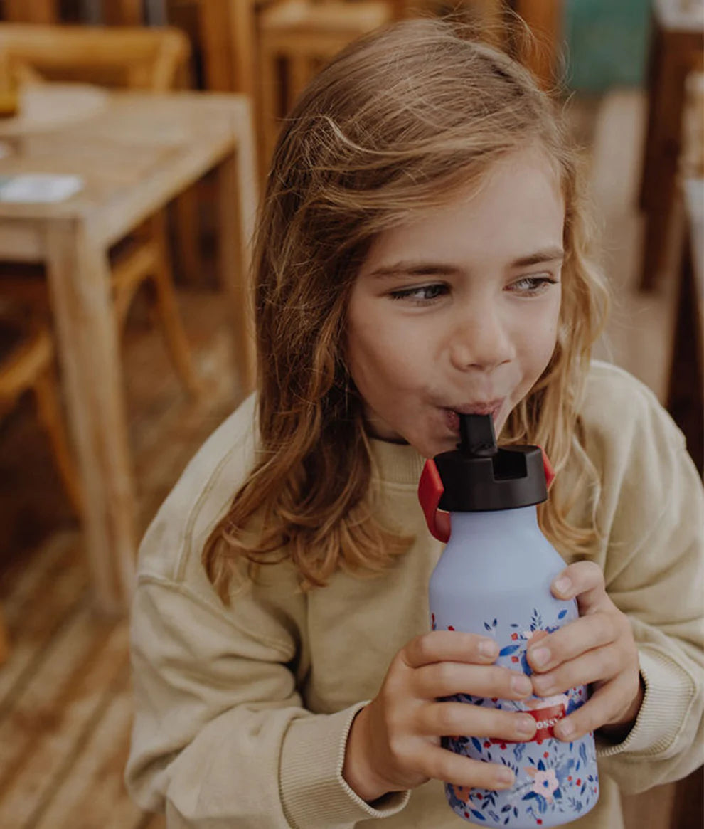 Bambina con borraccia Hello Hossy Champêtre, perfetta per scuola e tempo libero