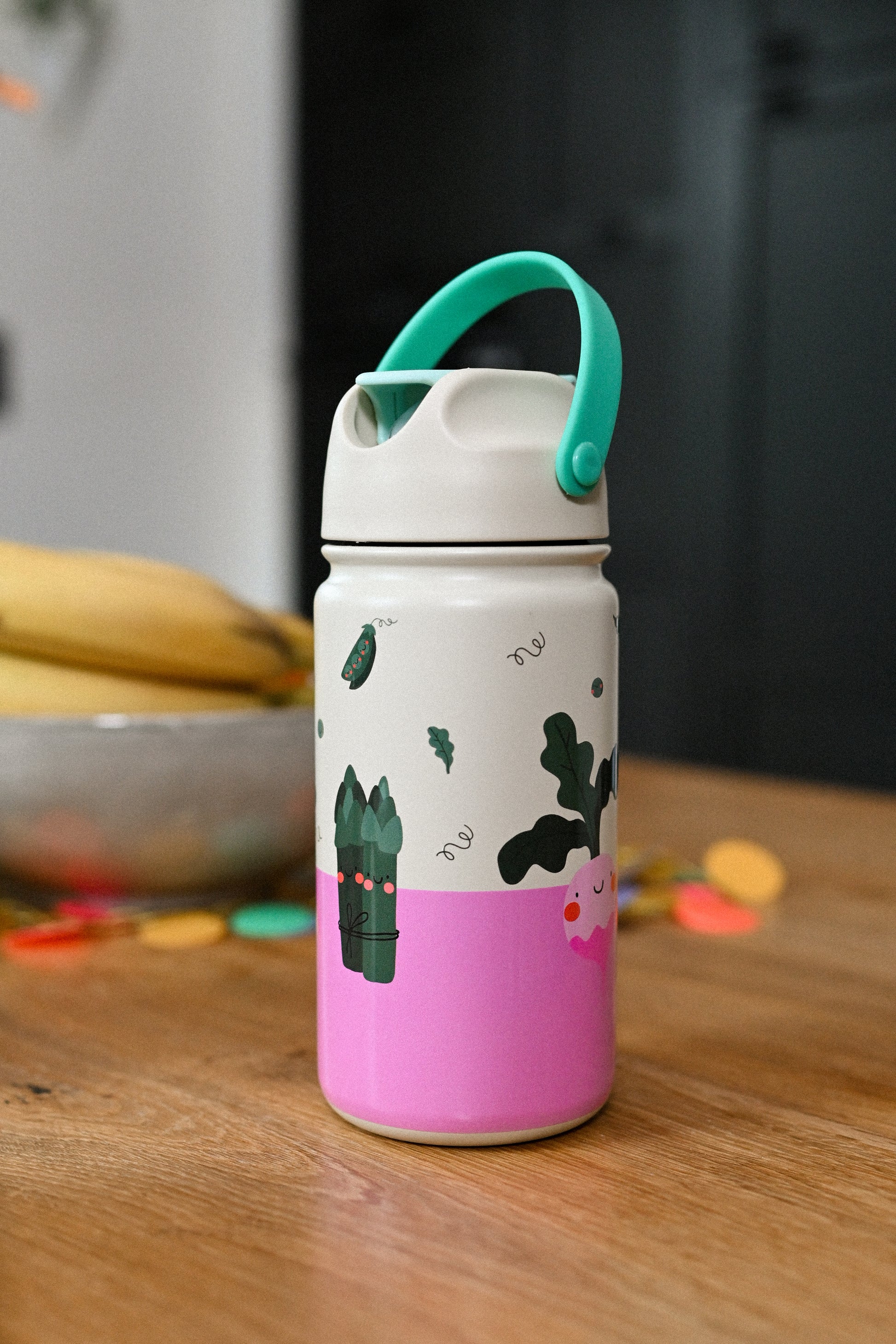 Dettaglio borraccia Veggie Pals con cannuccia in silicone LFGB e maniglia morbida