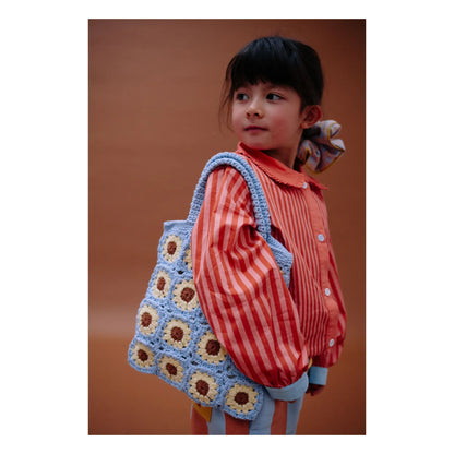 Bambina con borsa crochet a fiori Sticky Lemon azzurra