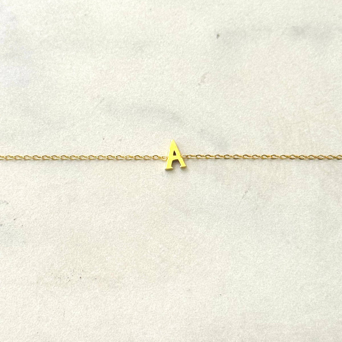 Bracciale minimal Cassette con iniziale in acciaio inossidabile