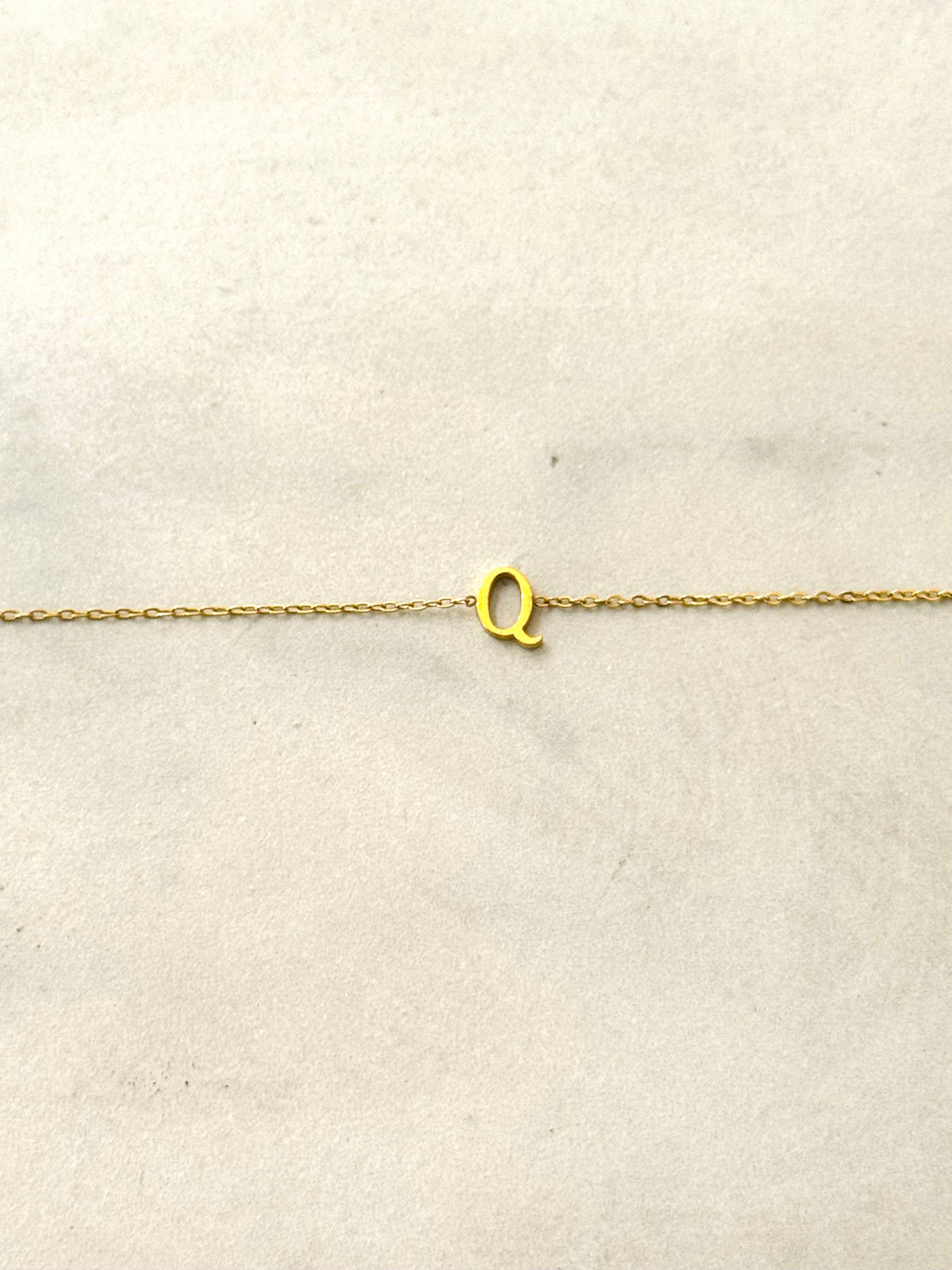 Cassette – Bracciale Minimal con Iniziale in Acciaio Inossidabile