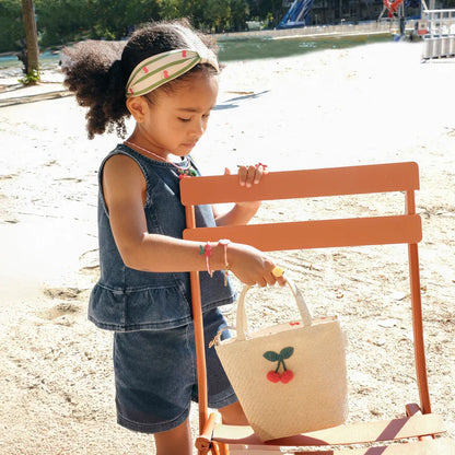 Bambina con cerchietto Rockahula ciliegie a righe verdi in look estivo