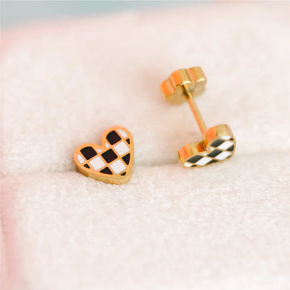 Orecchini ipoallergenici a cuore a scacchi in smalto con chiusura flat screw-back, ideali per orecchie sensibili di tutte le età.