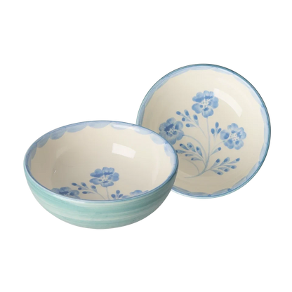 Ciotola in ceramica RICE Denmark dipinta a mano con decorazione di fiori blu e bordo azzurro, ideale per colazione, cereali, zuppe e insalate.