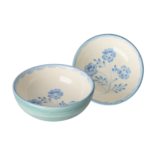 Ciotola in ceramica RICE Denmark dipinta a mano con decorazione di fiori blu e bordo azzurro, ideale per colazione, cereali, zuppe e insalate.