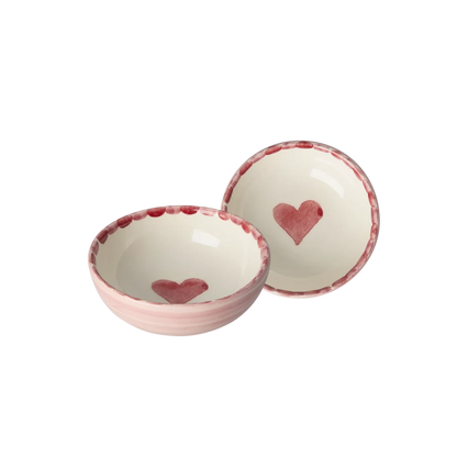 Ciotolina in ceramica Rice Denmark rosa con cuore rosso dipinto a mano, perfetta per salse, snack o come porta anelli.