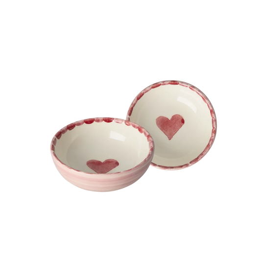 Ciotolina in ceramica Rice Denmark rosa con cuore rosso dipinto a mano, perfetta per salse, snack o come porta anelli.