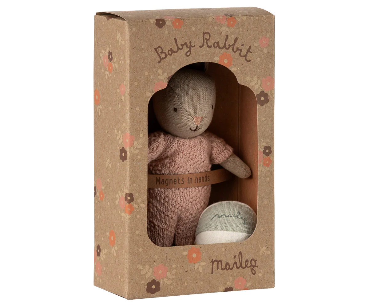 Maileg Set Coniglio Micro – Sabbia e Rosa con palla e Magneti