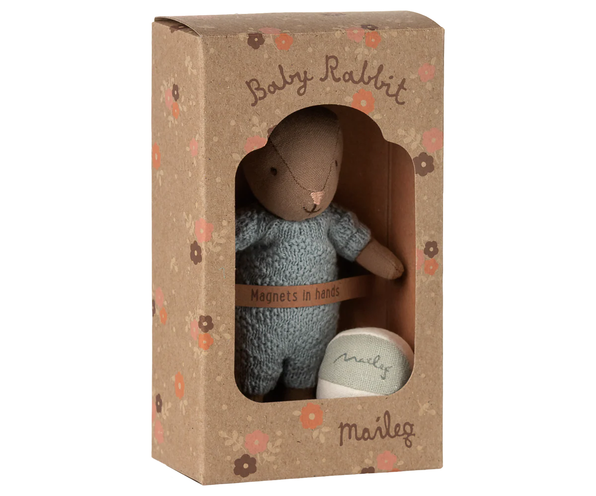 Maileg Set Coniglio Micro – Marrone e Blu con Magneti e Palla