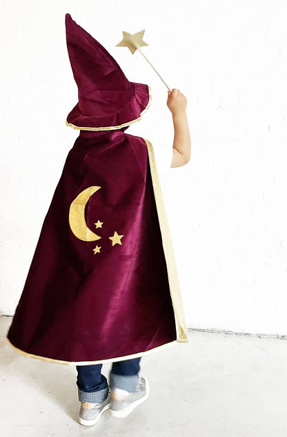 bambino con costume da mago Ratatam bordeaux con mantello e cappello