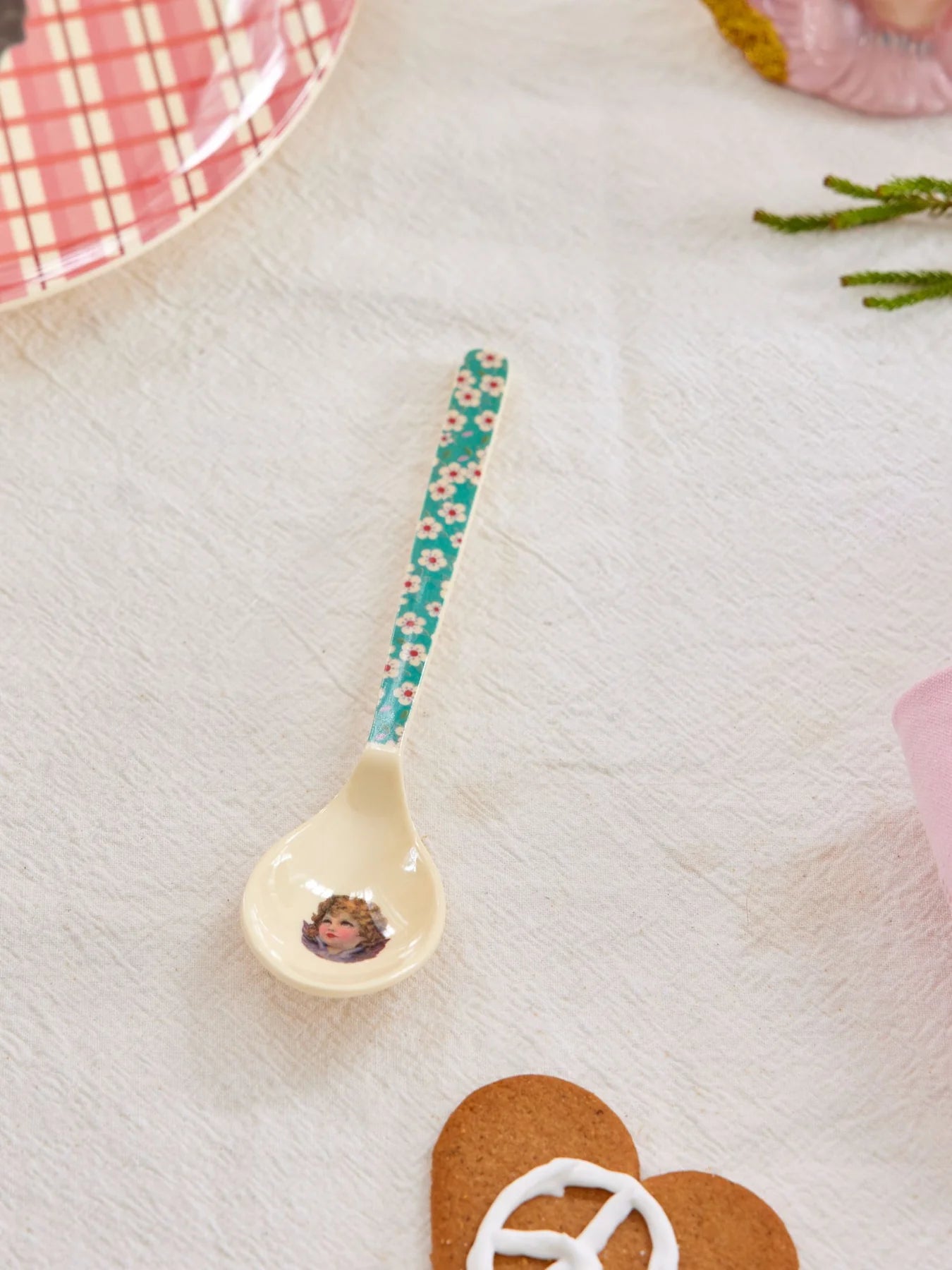 Cucchiaino RICE con decorazione Angelo su tavola apparecchiata per la merenda