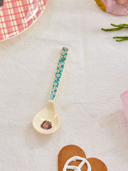 Cucchiaino RICE con decorazione Angelo su tavola apparecchiata per la merenda