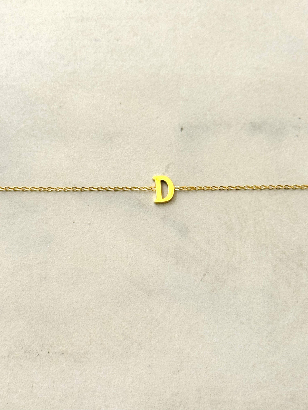 Cassette – Bracciale Minimal con Iniziale in Acciaio Inossidabile