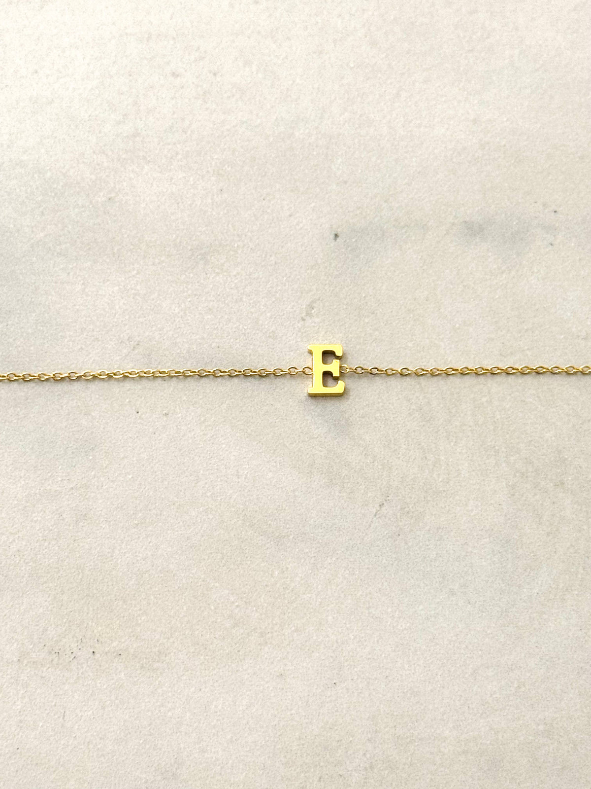 Cassette – Bracciale Minimal con Iniziale in Acciaio Inossidabile
