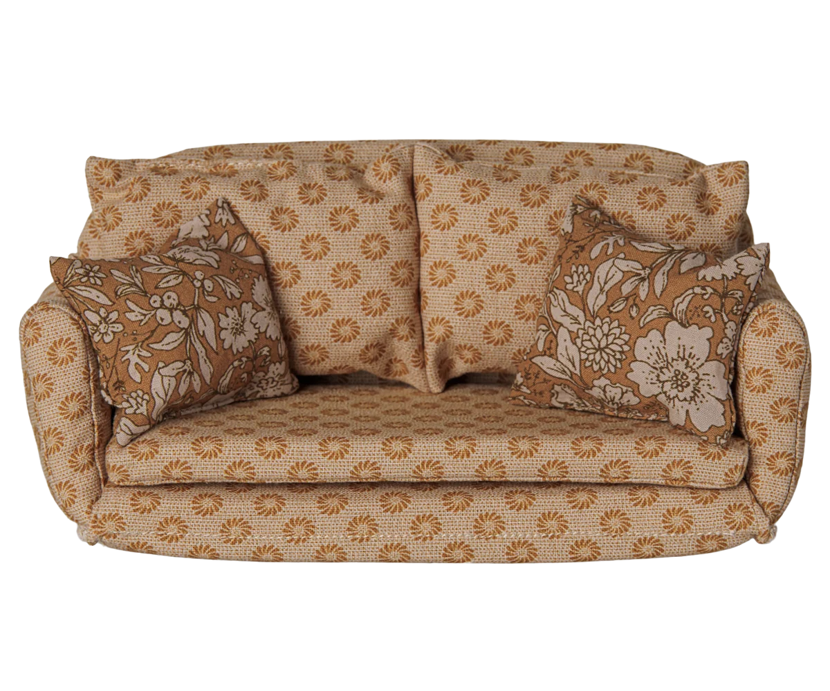 Divano letto Maileg grande color ocra con due cuscini decorativi, accessorio trasformabile per la Casa dei Topolini Maileg.