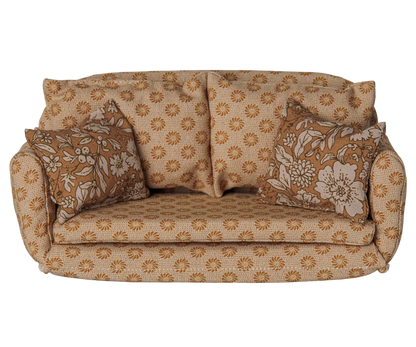 Divano letto Maileg grande color ocra con due cuscini decorativi, accessorio trasformabile per la Casa dei Topolini Maileg.