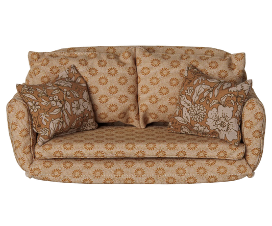 Divano letto Maileg grande color ocra con due cuscini decorativi, accessorio trasformabile per la Casa dei Topolini Maileg.