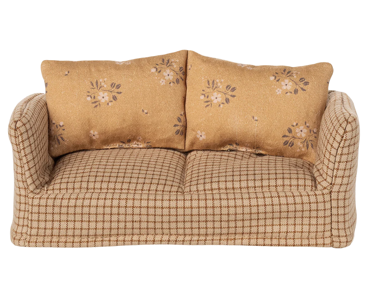 Divano Maileg Mable visto frontalmente – accessorio per topolini e casa delle bambole