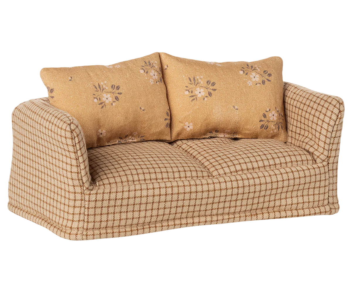 Divano Mable Maileg vista laterale sinistra – complemento d’arredo per Mouse Hole Farmhouse