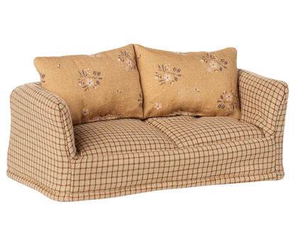 Divano Mable Maileg vista laterale sinistra – complemento d’arredo per Mouse Hole Farmhouse
