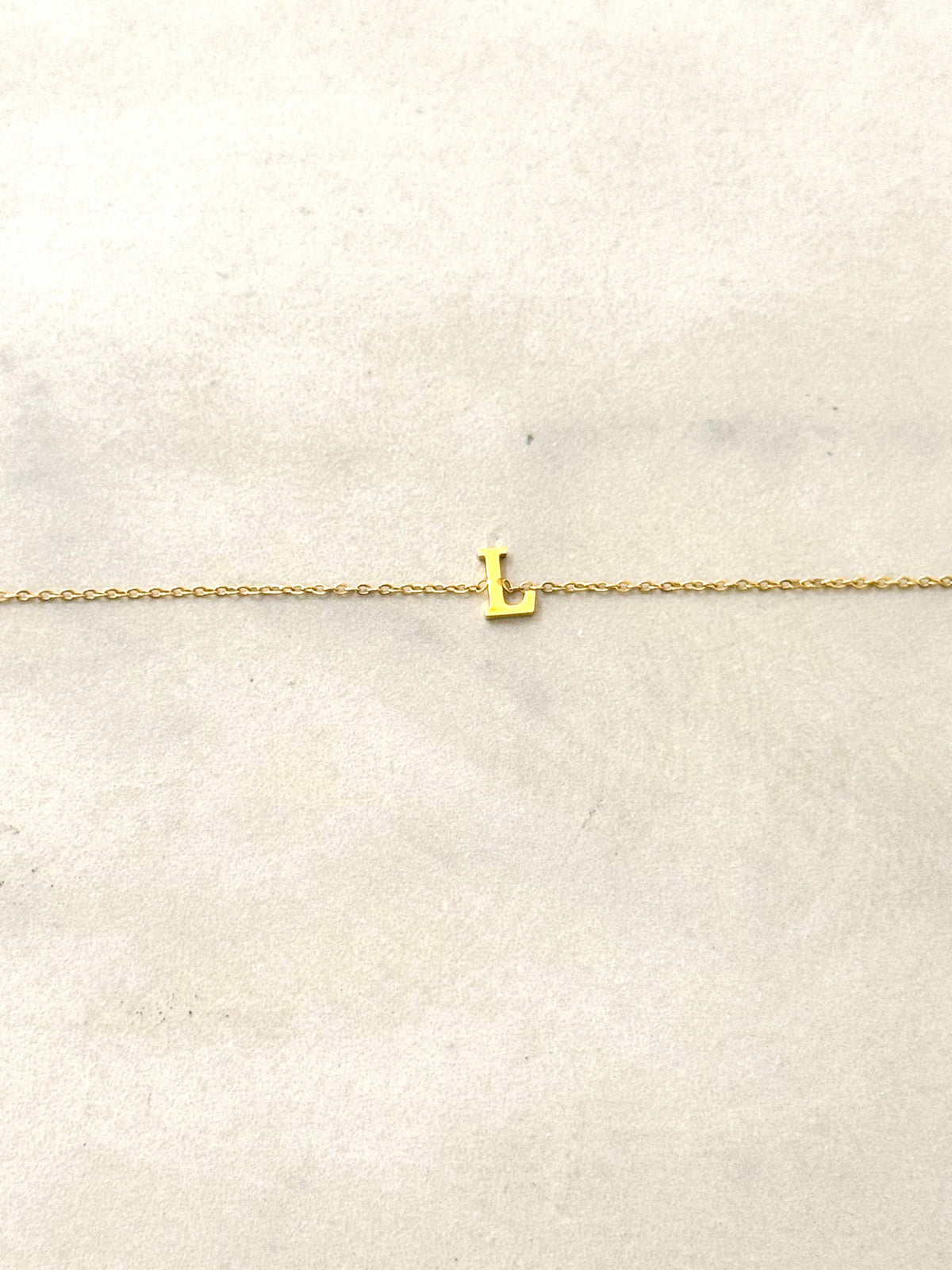 Cassette – Bracciale Minimal con Iniziale in Acciaio Inossidabile