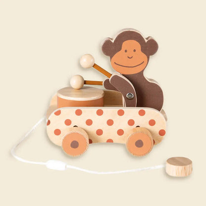 Bambino che gioca con la Scimmia Paulo da tirare Egmont Toys in legno con tamburo