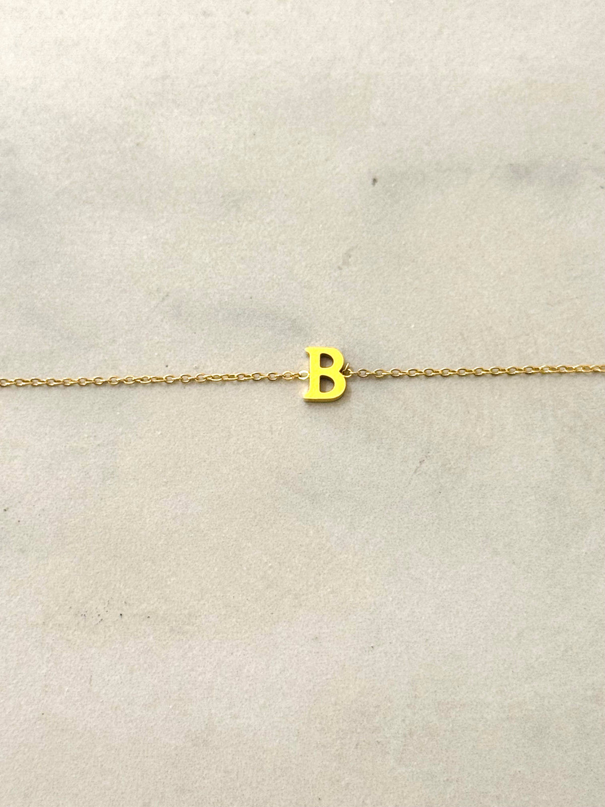 Cassette – Bracciale Minimal con Iniziale in Acciaio Inossidabile