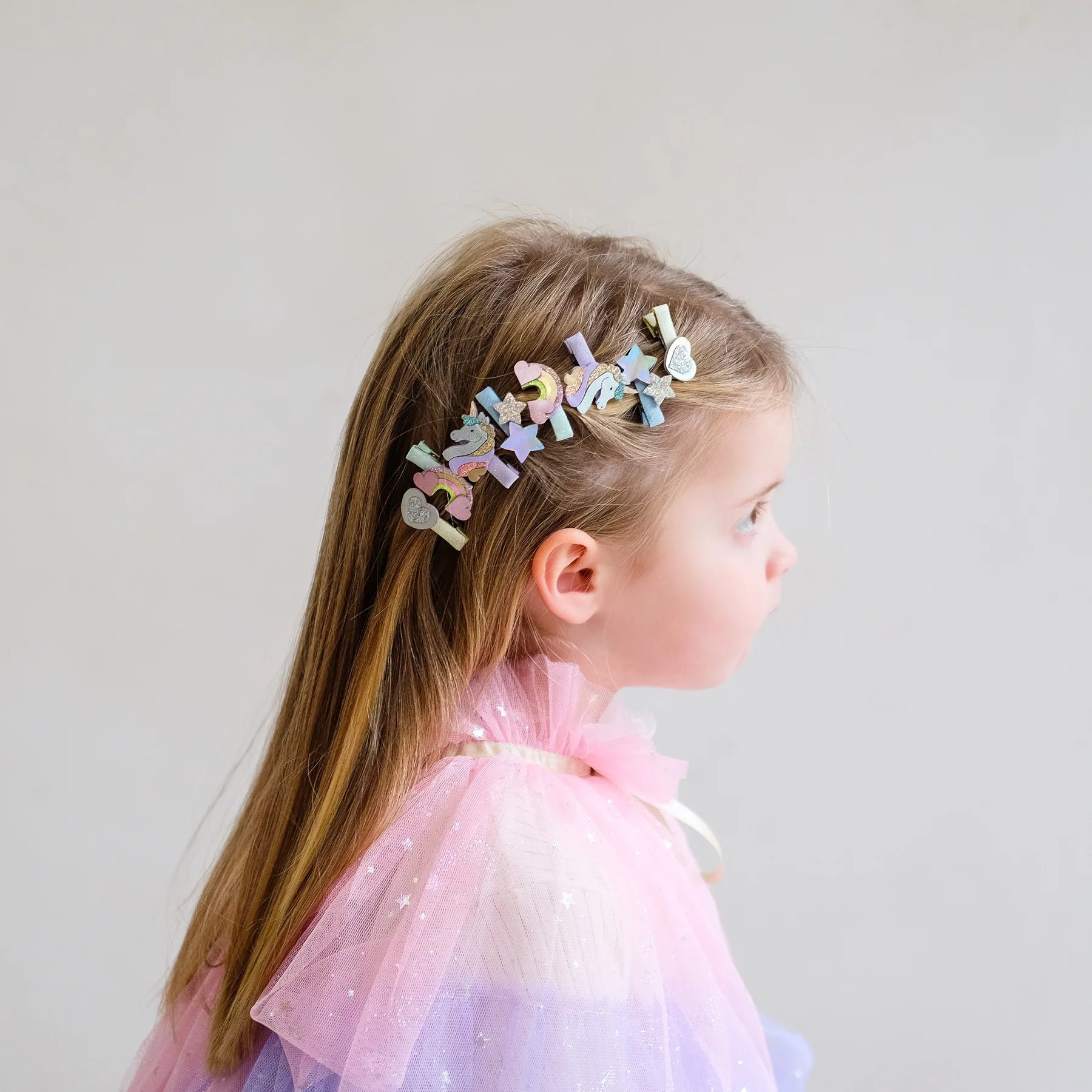 Bambina con fermagli unicorno e arcobaleno Mimi & Lula