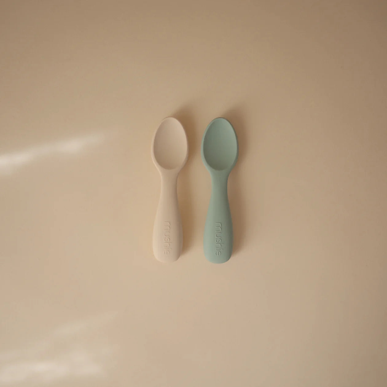 Mushie Set di 2 Cucchiaini in silicone - Sand/Cambridge Blue