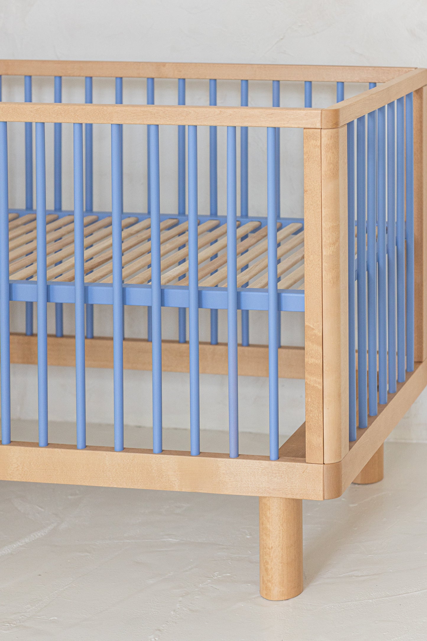 Karl & Fric NOX Cot Natural Wood & Blue – Lettino Evolutivo in Legno Massiccio di Betulla con Kit Junior Incluso