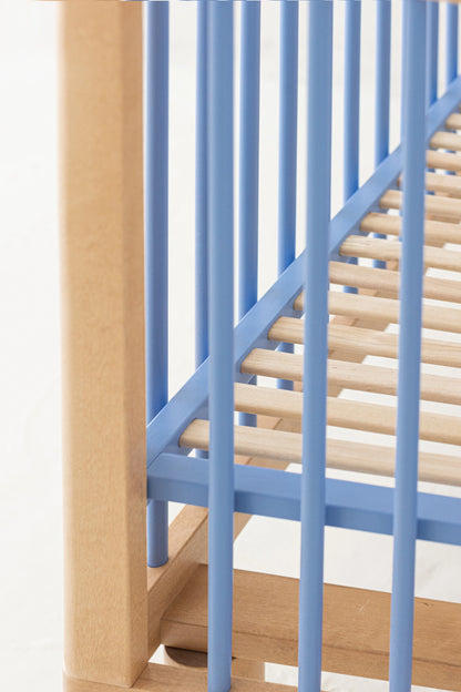 Karl & Fric NOX Cot Natural Wood & Blue – Lettino Evolutivo in Legno Massiccio di Betulla con Kit Junior Incluso