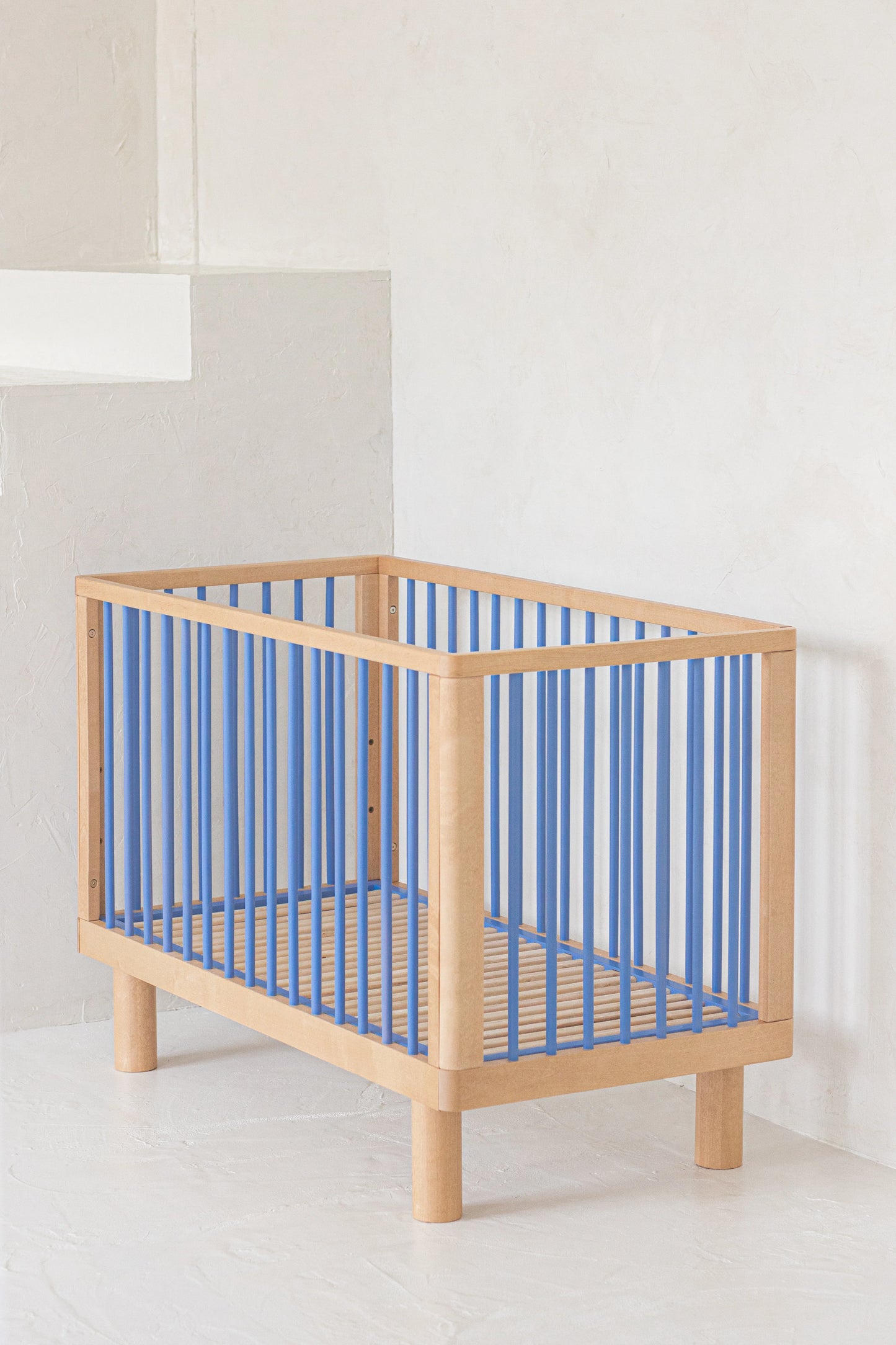 Karl & Fric NOX Cot Natural Wood & Blue – Lettino Evolutivo in Legno Massiccio di Betulla con Kit Junior Incluso