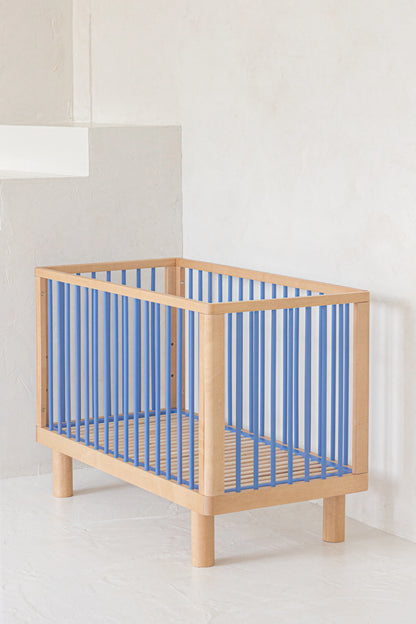 Karl & Fric NOX Cot Natural Wood & Blue – Lettino Evolutivo in Legno Massiccio di Betulla con Kit Junior Incluso