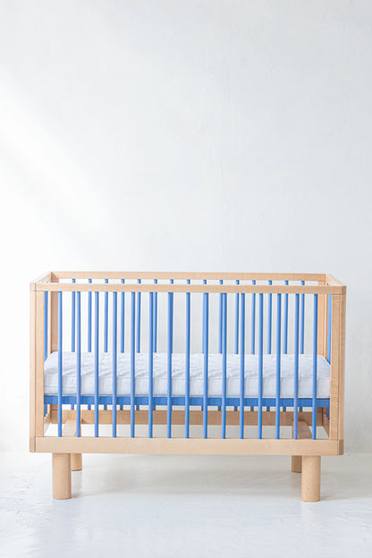 Karl & Fric NOX Cot Natural Wood & Blue – Lettino Evolutivo in Legno Massiccio di Betulla con Kit Junior Incluso