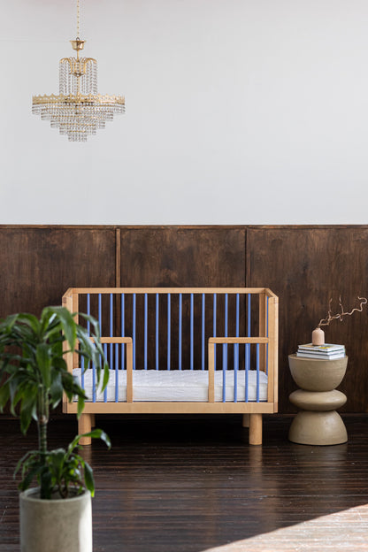Karl & Fric NOX Cot Natural Wood & Blue – Lettino Evolutivo in Legno Massiccio di Betulla con Kit Junior Incluso