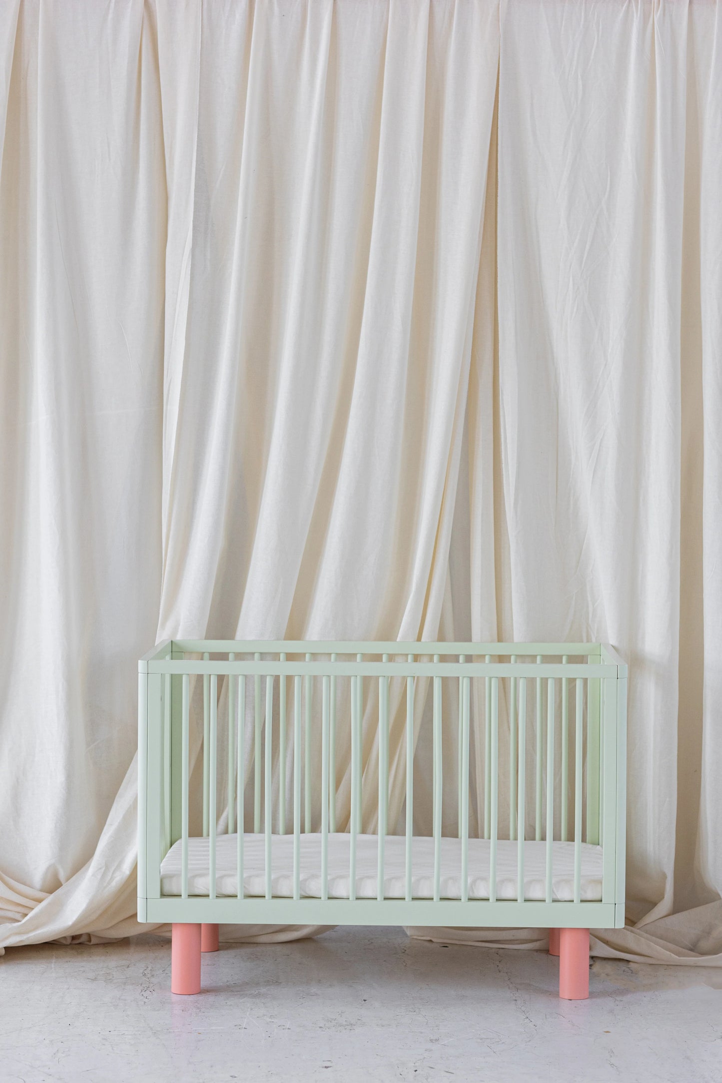 Karl & Fric NOX Cot Pistachio & Pink – Lettino Evolutivo in Legno Massiccio di Betulla con Kit Junior Incluso