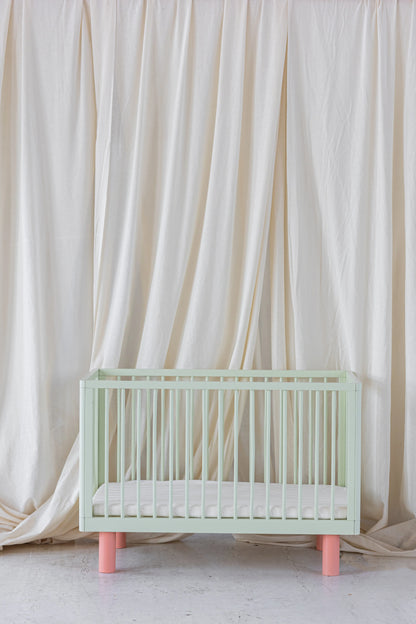 Karl & Fric NOX Cot Pistachio & Pink – Lettino Evolutivo in Legno Massiccio di Betulla con Kit Junior Incluso