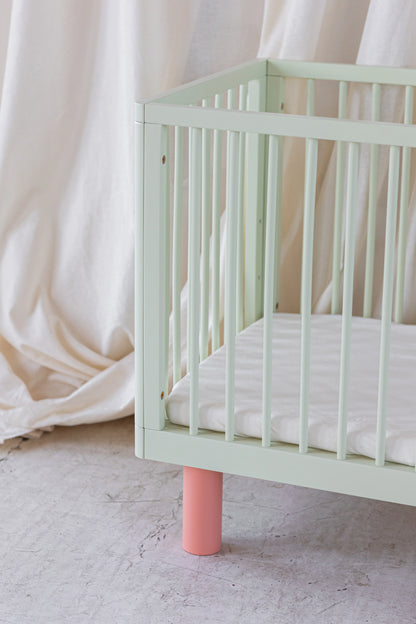 Karl & Fric NOX Cot Pistachio & Pink – Lettino Evolutivo in Legno Massiccio di Betulla con Kit Junior Incluso