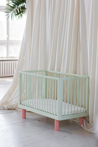 Karl & Fric NOX Cot Pistachio & Pink – Lettino Evolutivo in Legno Massiccio di Betulla con Kit Junior Incluso
