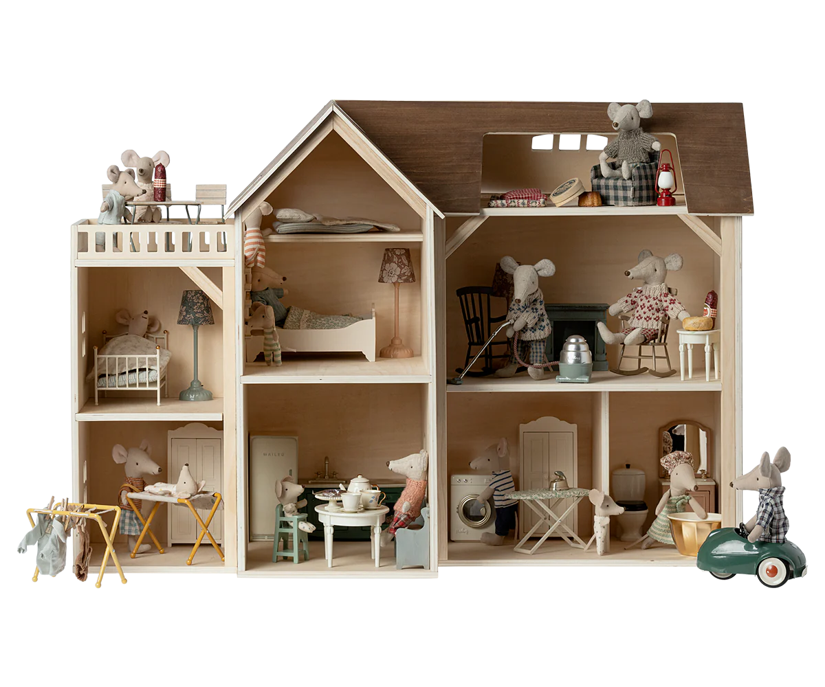 Bambini giocano con la Casa dei Topolini Maileg e mobili