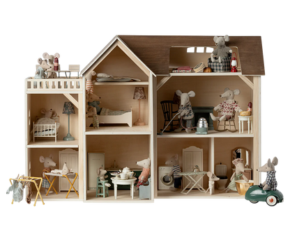 Bambini giocano con la Casa dei Topolini Maileg e mobili