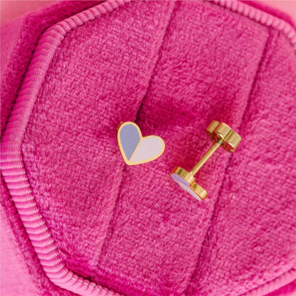 Orecchini Heart Duo ipoallergenici con doppio cuore in smalto e chiusura flat screw-back, ideali per orecchie sensibili di tutte le età.