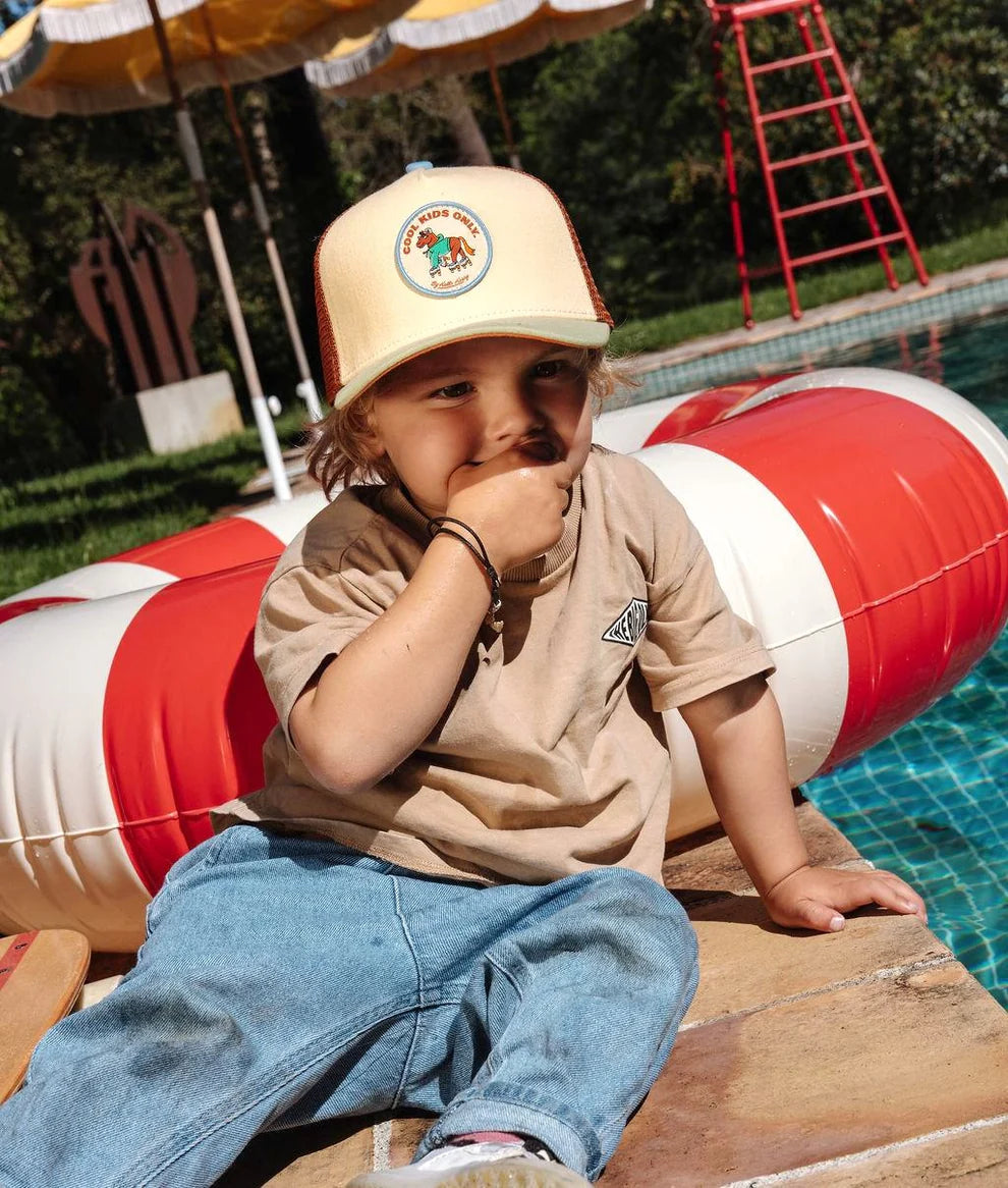 Bambino con cappellino Hello Hossy Rolling Pony