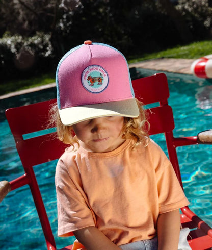 Bambino con cappellino Hello Hossy Stereo Dog stile trucker all’aperto