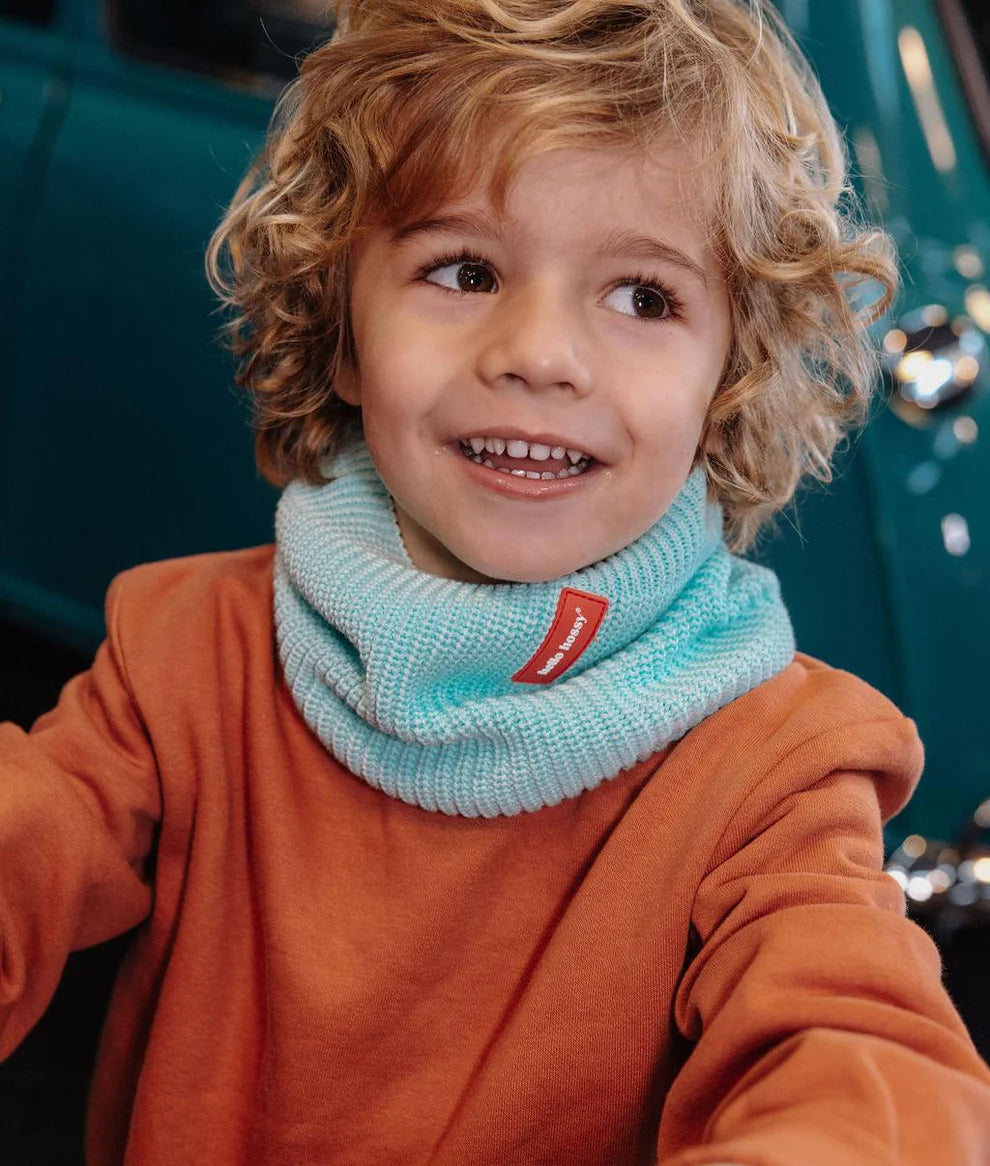 Bambino con Hello Hossy Cocoon Candy Snood rosa e berretto coordinato – look Cool Kids Only