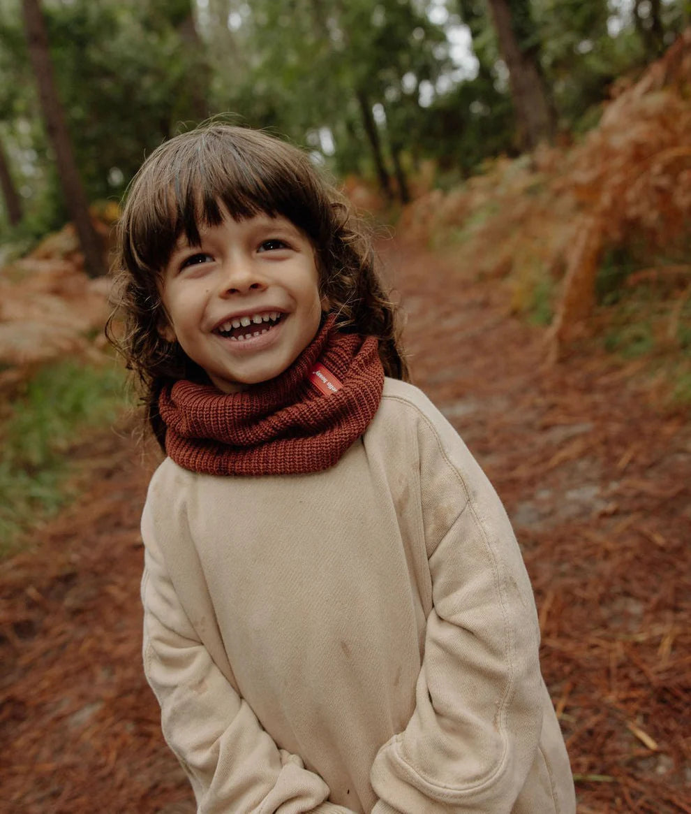 Bambino indossa snood Nut Hello Hossy abbinato al cappellino