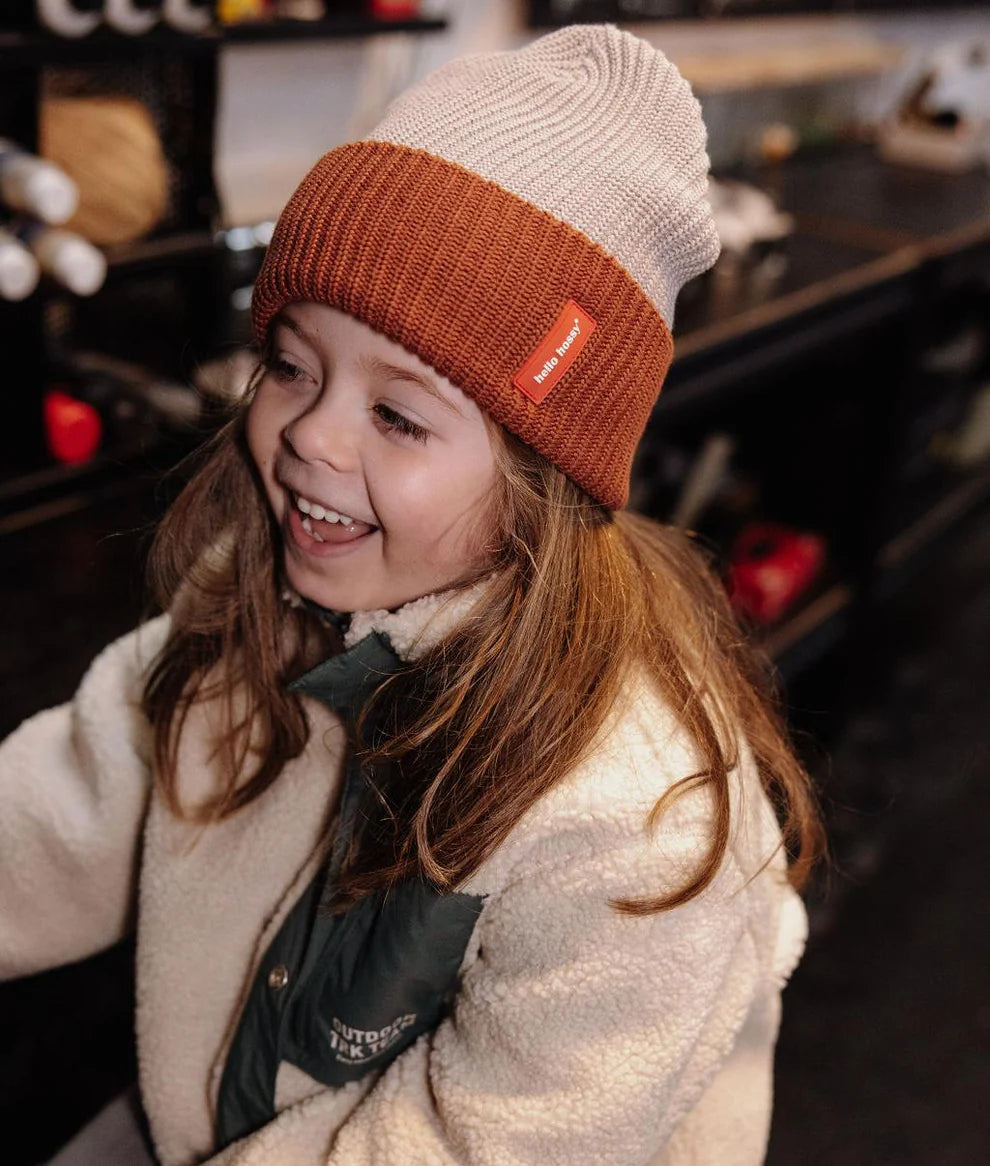 Berretto Hello Hossy Flow Tom indossato, outfit invernale bambini