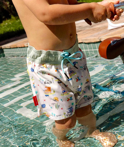 Bambino che indossa il costume Hello Hossy Miami Beach in piscina